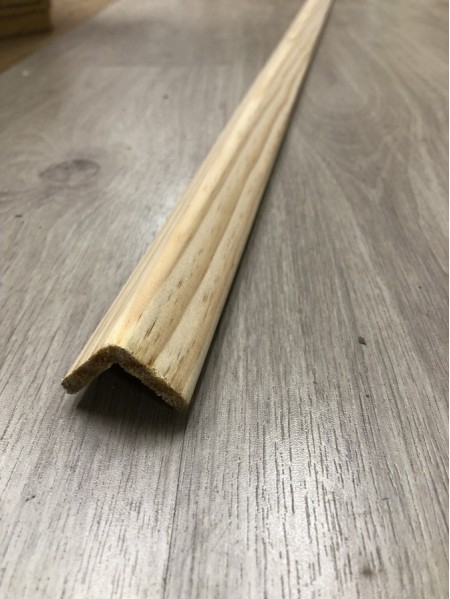 Baguette d'angle en sapin, long. 250cm, section 27.50x27.50mm